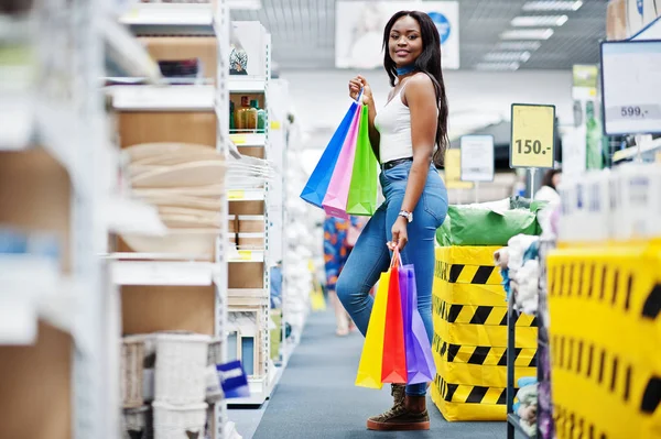 Bela afro-americana mulher segurando multicolorido compras b — Fotografia de Stock