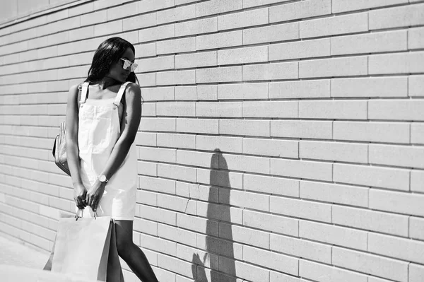 Portréja egy fantasztikus afrikai-amerikai nő visel sunglasse — Stock Fotó