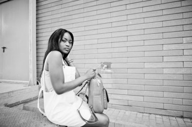 Mükemmel güzel siyah Afrikalı-Amerikalı kadın pos portresi