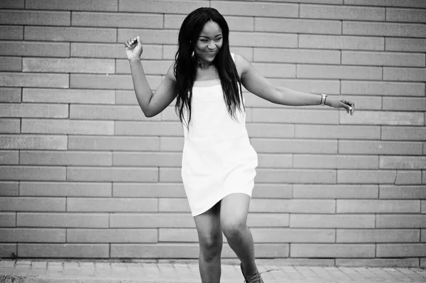 Retrato de una fabulosa mujer afroamericana negra bailando y —  Fotos de Stock