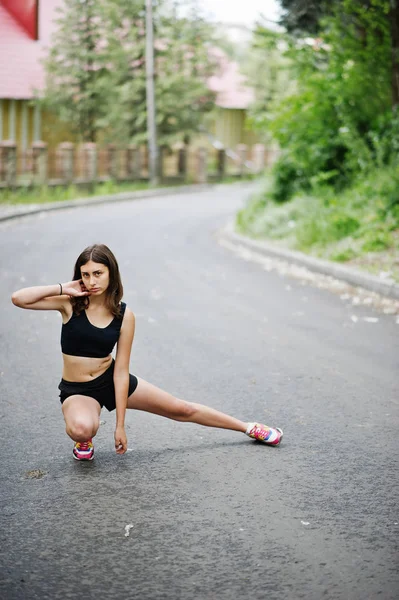 Menina esporte no sportswear exercício em um parque verde e treinamento — Fotografia de Stock