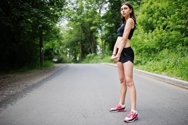 Menina esporte no sportswear exercício em um parque verde e treinamento — Fotografia de Stock