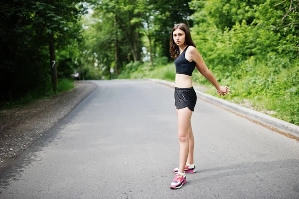 Menina esporte no sportswear exercício em um parque verde e treinamento — Fotografia de Stock