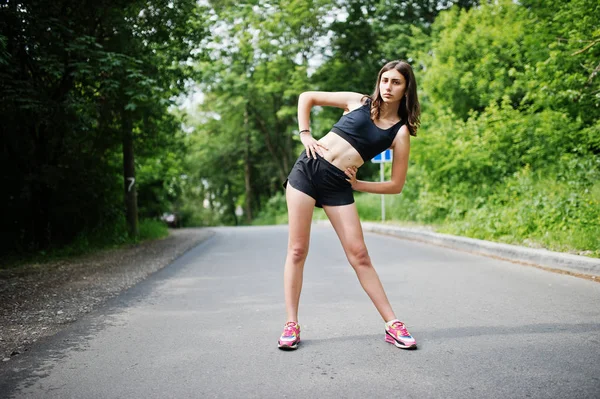 Menina esporte no sportswear exercício em um parque verde e treinamento — Fotografia de Stock