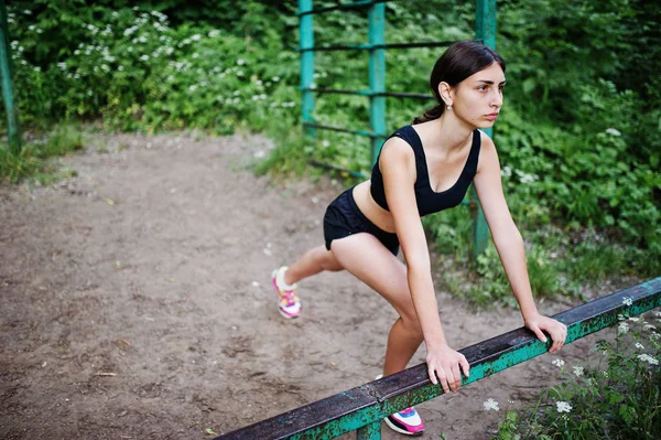 Menina esporte no sportswear exercício em exercícios de barra horizontal — Fotografia de Stock