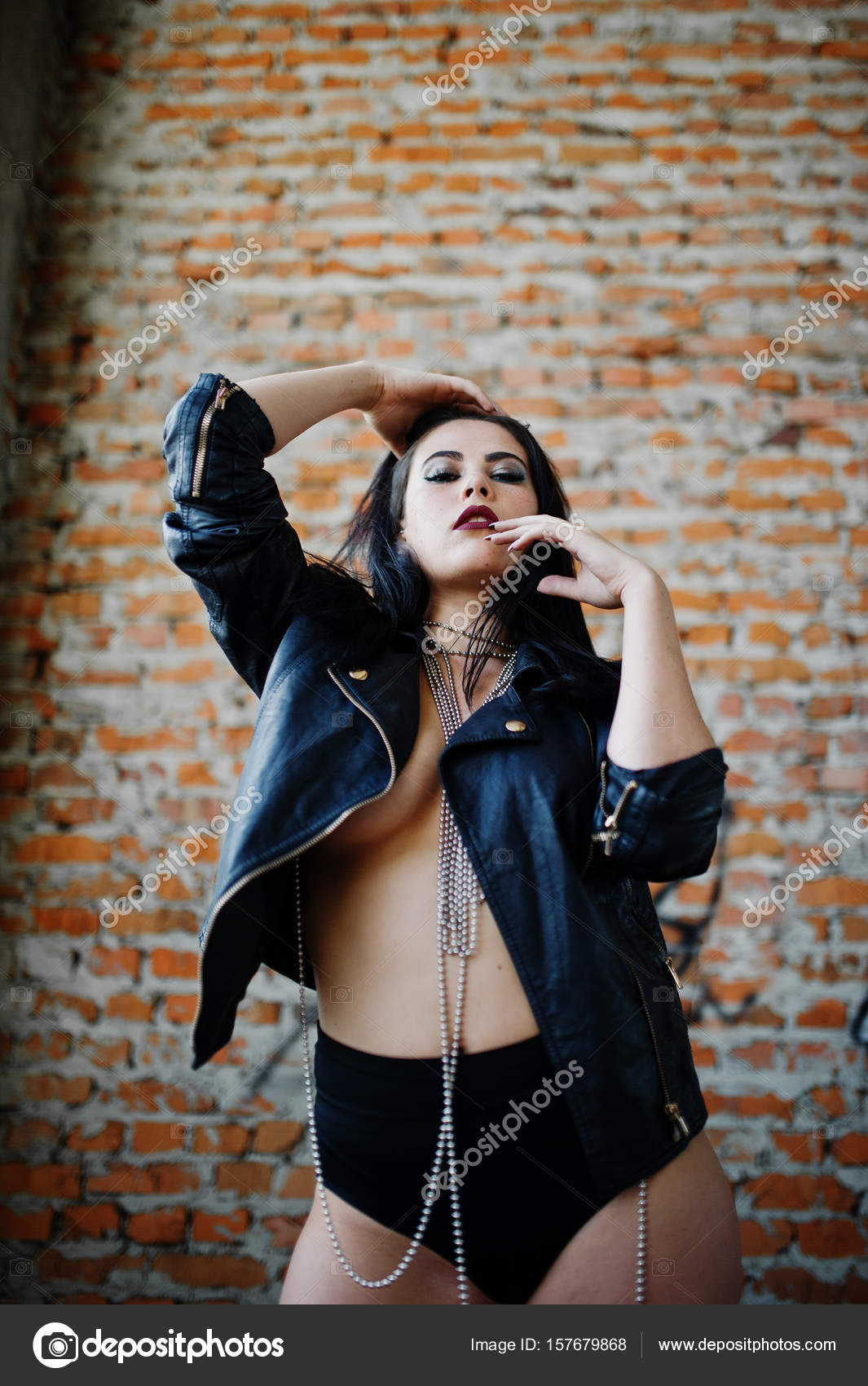 布鲁内特加上大小性感的女人，穿黑色皮夹克，在拉丁美洲和加勒比——图库图片© ASphoto777 157679868