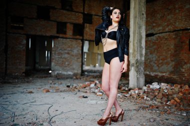 Esmer artı boyutu seksi kadın, siyah deri ceket, adlı aşınma lac