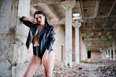 Esmer artı boyutu seksi kadın, siyah deri ceket, adlı aşınma lac