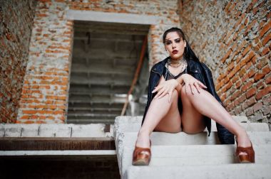 Artı boyutu esmer seksi kadın, giymek siyah tek parça ve leath