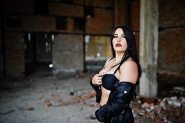 Seksi kadın burun, Küpeli esmer boyutu artı giymek 