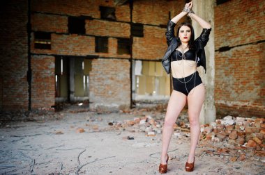 Esmer artı boyutu seksi kadın, siyah deri ceket, adlı aşınma lac