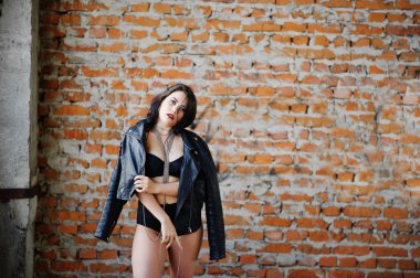 Esmer artı boyutu seksi kadın, siyah deri ceket, adlı aşınma lac