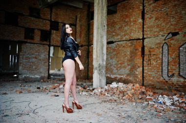 Esmer artı boyutu seksi kadın, siyah deri ceket, adlı aşınma lac