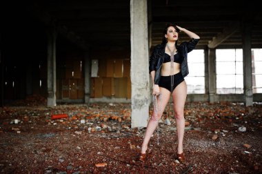 Esmer artı boyutu seksi kadın, siyah deri ceket, adlı aşınma lac