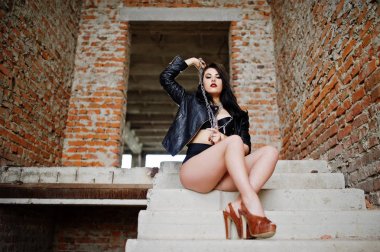 Esmer artı boyutu seksi kadın, siyah deri ceket, adlı aşınma lac