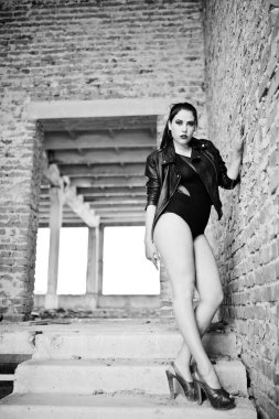 Artı boyutu esmer seksi kadın, giymek siyah tek parça ve leath