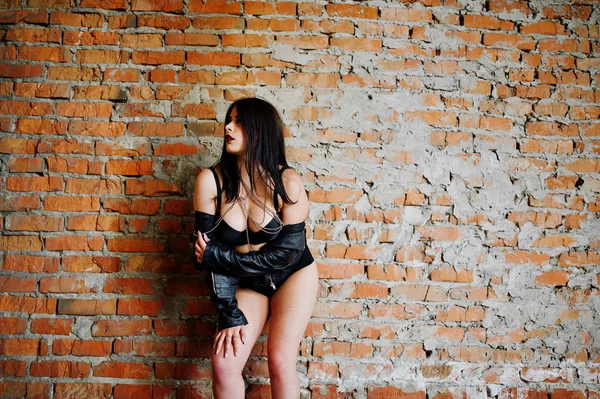 Brunetka plus velikosti sexy žena, opotřebení na černou koženou bundu, lac — Stock fotografie