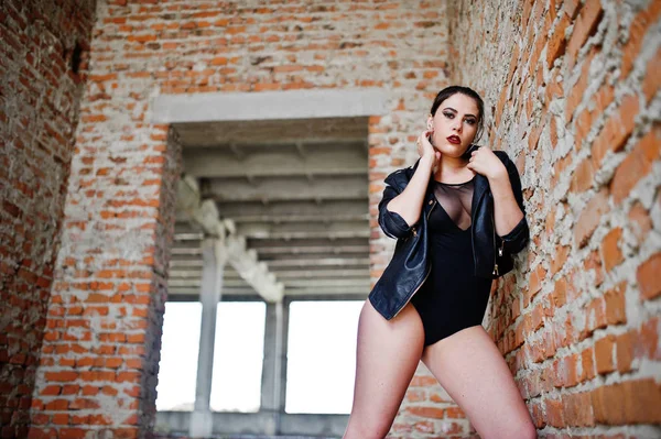 Bruna plus size donna sexy, indossare un pezzo unico nero e leath — Foto Stock