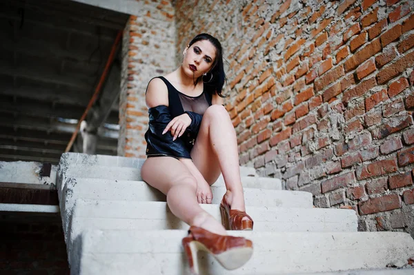 Bruneta, plus velikosti sexy žena, nosit na černé jednoho kusu a kožená — Stock fotografie