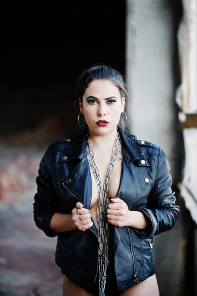 Brunette plus size sexy woman, wear at black leather jacket, lac — Stock Photo, Image