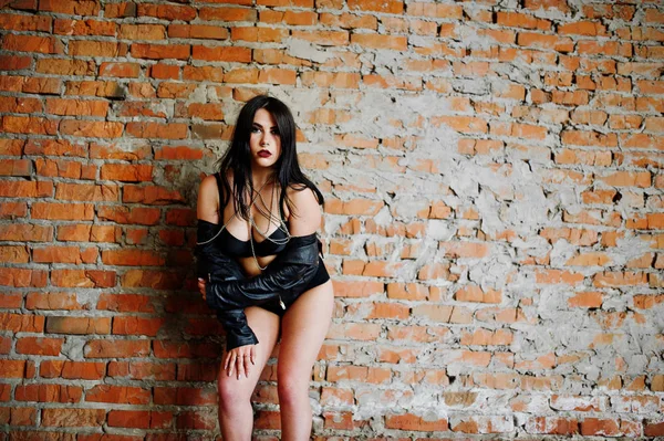 Esmer artı boyutu seksi kadın, siyah deri ceket, adlı aşınma lac