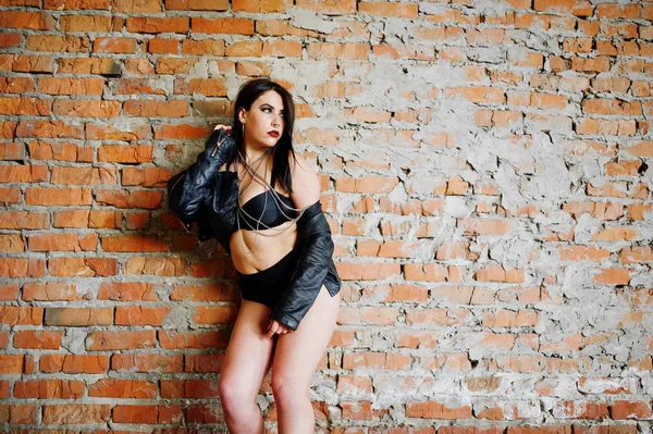 Σέξι γυναίκα μελαχρινή συν μέγεθος, φθορά στο μαύρο δερμάτινο μπουφάν, λακ — Φωτογραφία Αρχείου