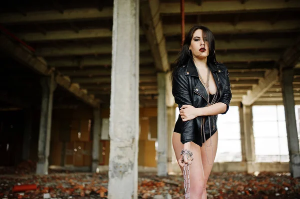 Esmer artı boyutu seksi kadın, siyah deri ceket, adlı aşınma lac