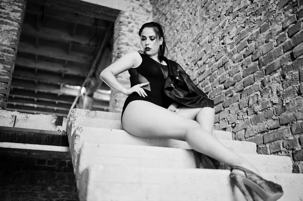 Morena más tamaño sexy mujer, llevar en negro una sola pieza y leath —  Fotos de Stock