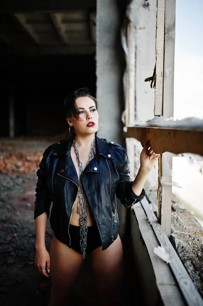 Esmer artı boyutu seksi kadın, siyah deri ceket, adlı aşınma lac — Stok fotoğraf