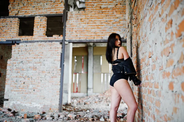 Brunetka plus velikosti sexy žena, opotřebení na černou koženou bundu, lac — Stock fotografie