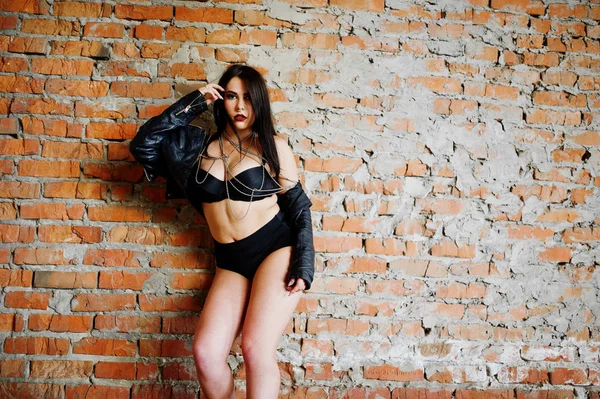 Brunette plus size donna sexy, indossare a giacca di pelle nera, lacca — Foto Stock