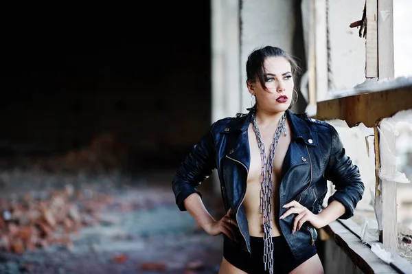 Brunette plus size sexy woman, wear at black leather jacket, lac — Stock Photo, Image