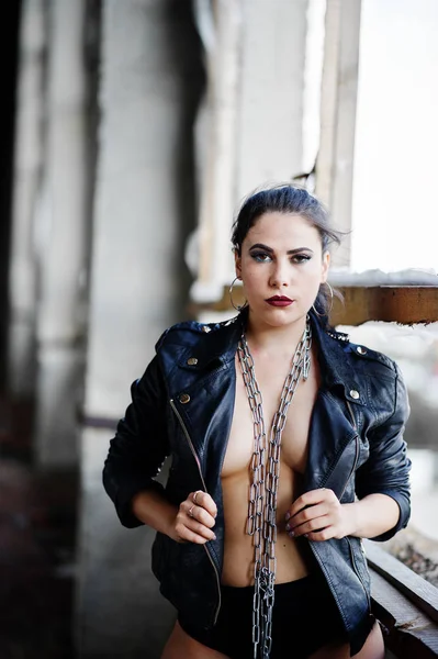 Brunette plus size sexy woman, wear at black leather jacket, lac — Stock Photo, Image