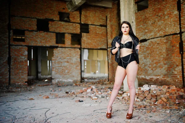 Brunetka plus velikosti sexy žena, opotřebení na černou koženou bundu, lac — Stock fotografie