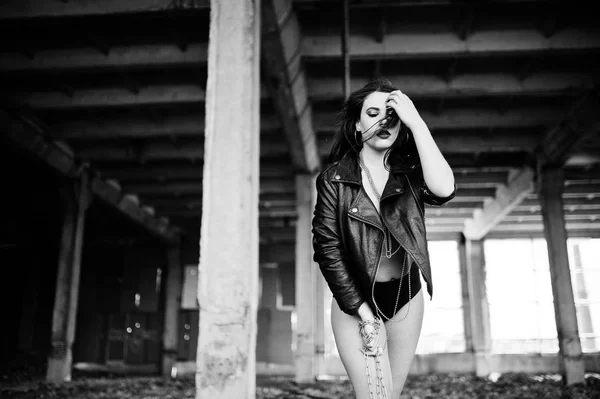 Brunette plus size sexy woman, wear at black leather jacket, lac — Stock Photo, Image