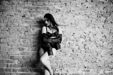 Esmer artı boyutu seksi kadın, siyah deri ceket, adlı aşınma lac