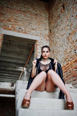 Artı boyutu esmer seksi kadın, giymek siyah tek parça ve leath