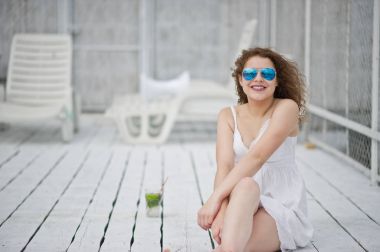 Güneş gözlüğü ve elbise sitti muhteşem genç bir kadın portresi