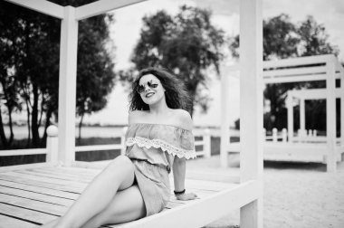 Şık kıyafet poz giymekte muhteşem bir genç kız portresi 