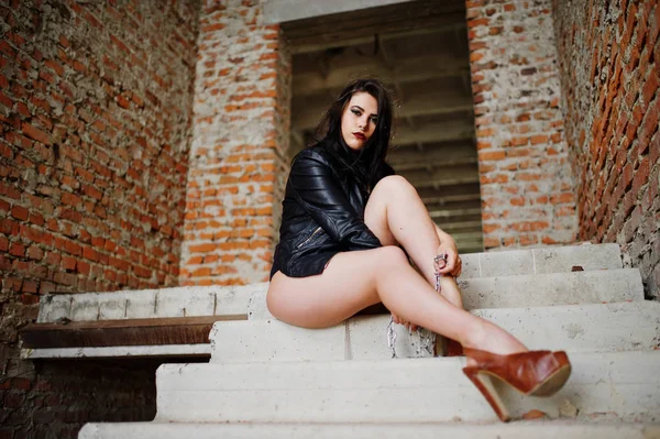 Brunette plus size donna sexy, indossare a giacca di pelle nera, lacca — Foto Stock