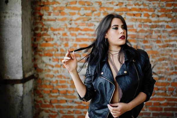 Morena más tamaño sexy mujer, llevar en chaqueta de cuero negro, lac —  Fotos de Stock