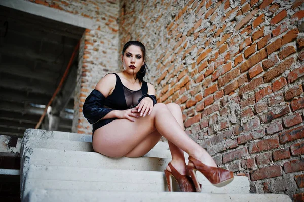 Bruna plus size donna sexy, indossare un pezzo unico nero e leath — Foto Stock