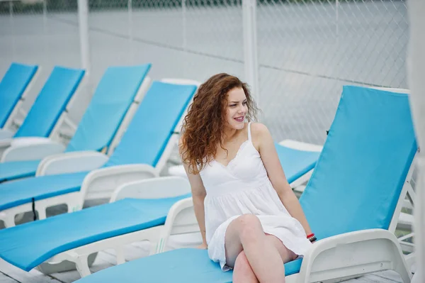 Leányi gyönyörű nyári fehér ruha ül egy — Stock Fotó