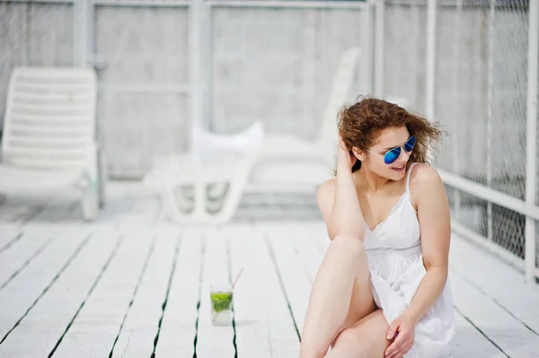 Retrato de uma jovem fabulosa em óculos de sol e vestido sitti — Fotografia de Stock