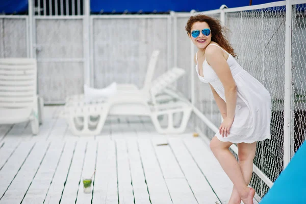 Ritratto di una splendida ragazza in posa su un porto di legno bianco nex — Foto Stock