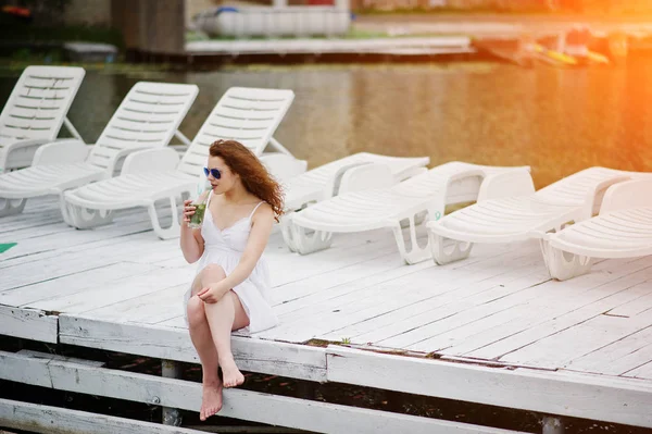 Πορτρέτο του ένα φανταστικό νεαρό κορίτσι με γυαλιά ηλίου και το ποτό της — Φωτογραφία Αρχείου