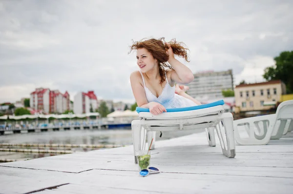 Porträt eines sehr schönen Mädchens, das auf einer Liege liegt und posiert — Stockfoto