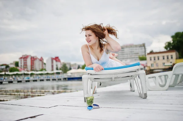 Retrato de una chica muy hermosa posando sobre un lanzador — Foto de Stock