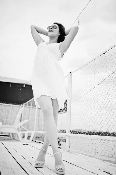 Πορτρέτο της μια εκπληκτική κοπέλα ποζάρει πάνω σε άσπρο ξύλινες λιμάνι nex — Φωτογραφία Αρχείου