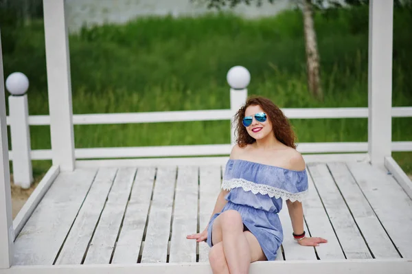 Retrato de una fabulosa joven con traje elegante posando en — Foto de Stock